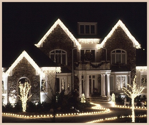 Outdoorlightingnewyearhouse.jpg Outdoorlightingnewyearhouse.jpg
